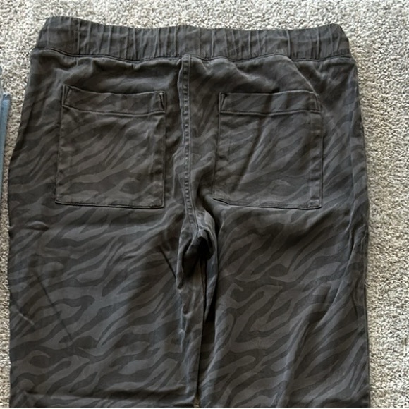 Bella Dahl Animal Print Joggers - Picture 5 of 9